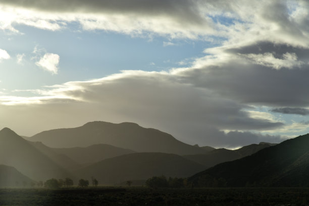 层层叠叠的山和云在南非自由国家的一个远景图片下载