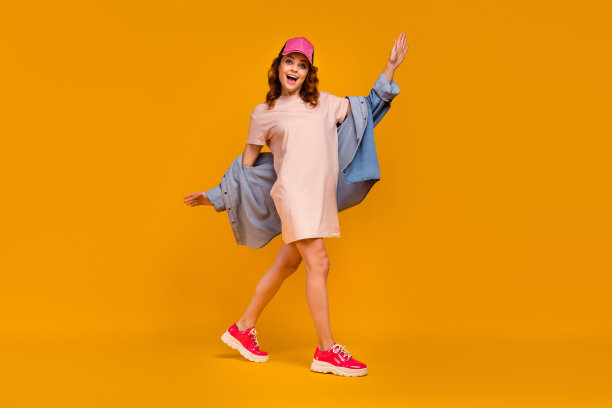 她的全长身体尺寸的观点，她漂亮的，迷人的，可爱的，可爱的，愉快的，快乐的女孩散步，有乐趣，度过周末，孤立在明亮的，生动的，闪亮的，充满活力的黄色背景图片下载