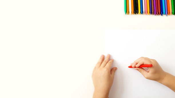 希尔德在纸上用蜡笔在空白的白色背景上作画。图片下载