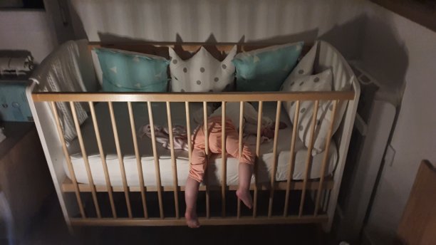 她找到了一种舒适的方式入睡图片下载