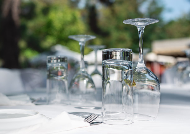 在户外的婚礼桌上放着眼镜。图片下载