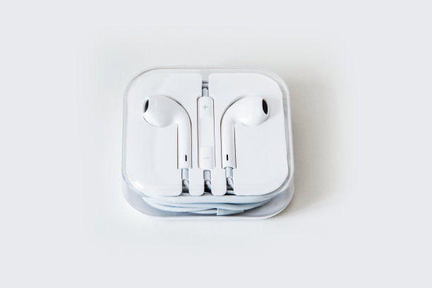 小盒子与现代耳机智能手机隔离在白色背景图片下载