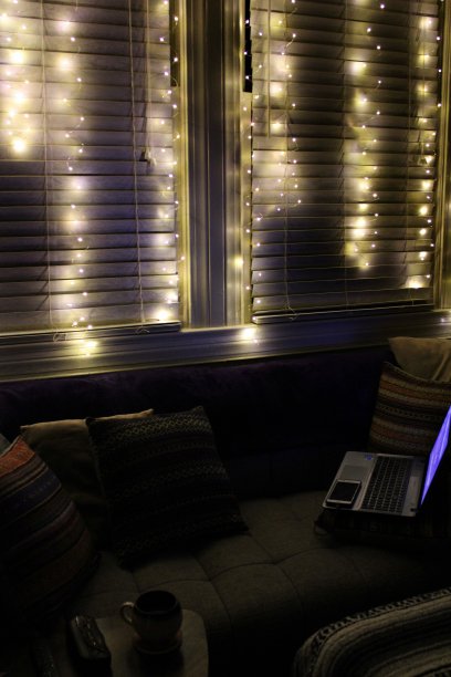 窗户上一缕缕的灯光照亮了我的沙发图片下载