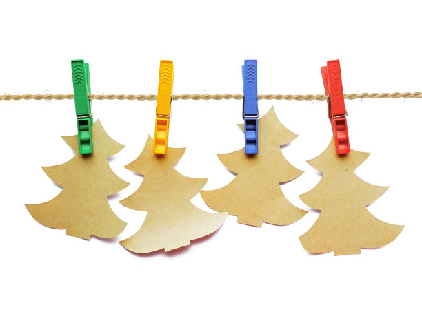 纸圣诞树挂在麻线上，用彩色衣夹孤立图片下载