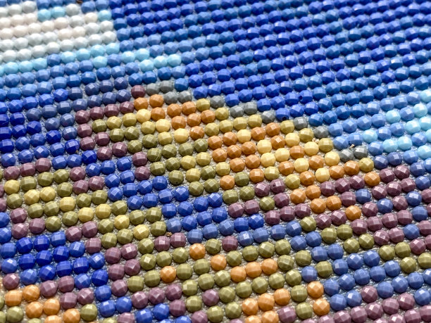 特写，五颜六色的方形菱形刺绣鲜艳夺目。业余爱好和娱乐。图片下载