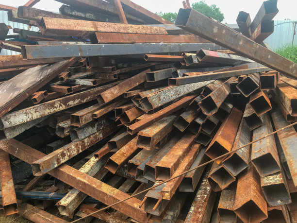 靠近建筑工地的钢筋堆积物图片下载