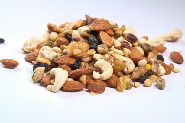 白色背景上的混合坚果特写图片下载