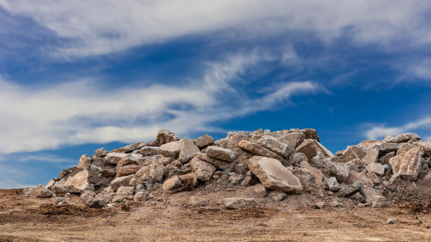 混凝土瓦砾堆，背景是多云的天空。图片下载