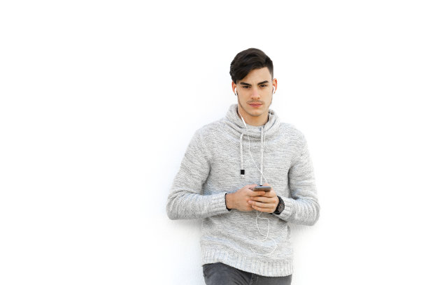 白色墙壁上穿着灰色毛衣的年轻人图片下载