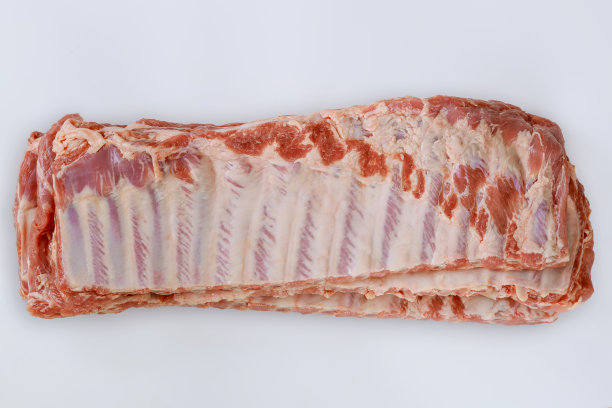 生猪排骨孤立在白色背景上。图片下载