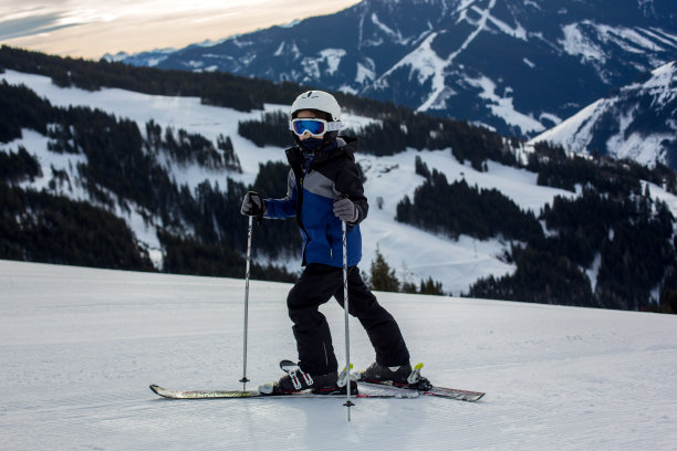 孩子，在阳光明媚的冬日滑雪场滑雪，享受大自然的运动图片下载
