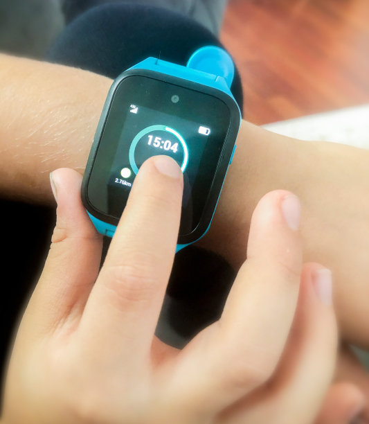 儿童使用可穿戴手机和智能手表图片下载