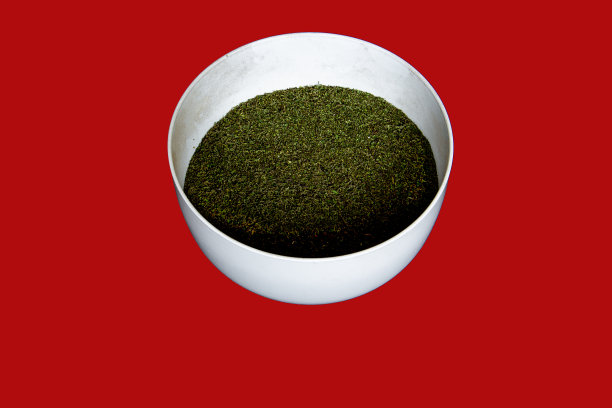 白色碗状，有干燥的荨麻种子，孤立在红色背景上图片下载