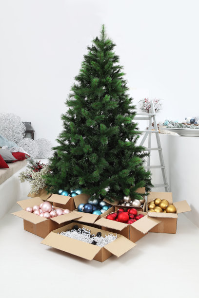 圣诞树和纸箱装满圣诞球，孤立在白色地板上，准备概念图片下载