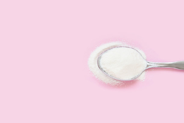 胶原蛋白的白色粉末。柔和的颜色背景。健康的产品图片下载