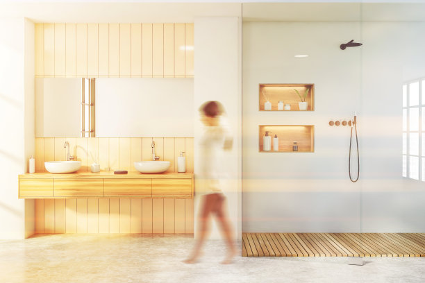 女人走在白色的浴室，有水槽和淋浴图片下载