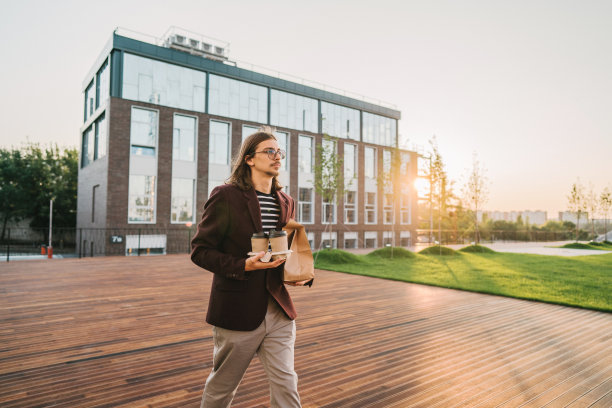 一个人在市中心吃午饭图片下载