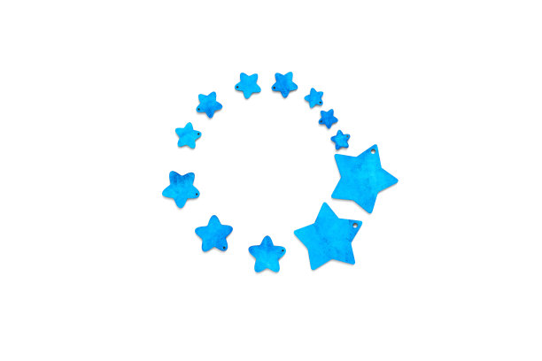 圆形框架木制星星孤立在白色背景。俯视图，平放，复制空间。圣诞或新年作文。图片下载