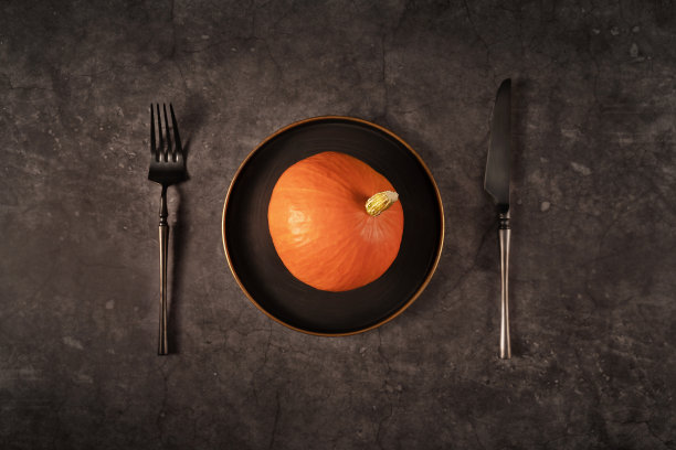 复古模板与旧金属板与南瓜在黑色的石头背景万圣节设计。秋天的概念。平的风格。图片下载