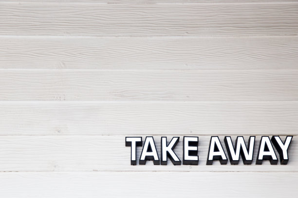 去掉木纹白墙上的签名。图片下载