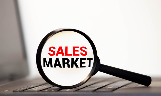 放大镜与文字营销策略放在木桌上。图片下载