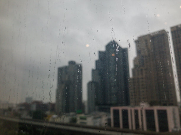 玻璃中的水滴和泰国的城市背景图片下载