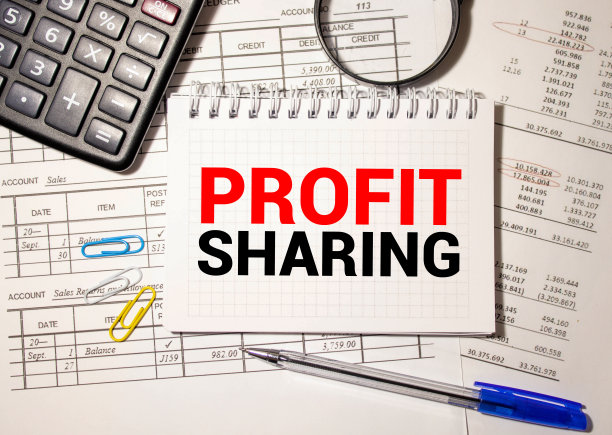 办公桌上用一张纸写着利润分成图片下载