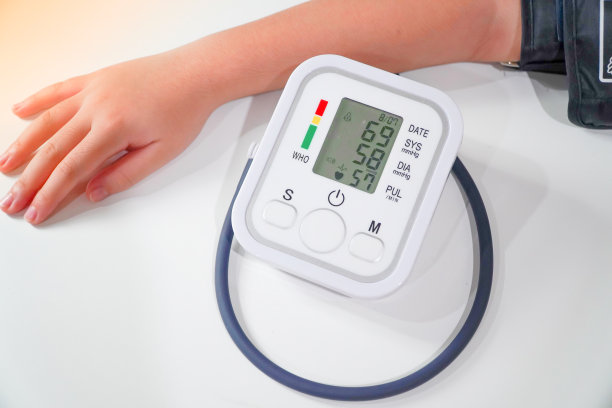 在门诊检查室使用上臂血压监测仪监测患者的血压。图片下载