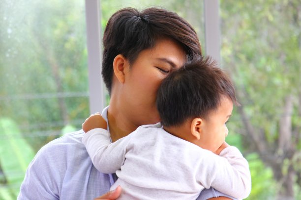 亚洲妇女肖像抱着婴儿与爱图片下载