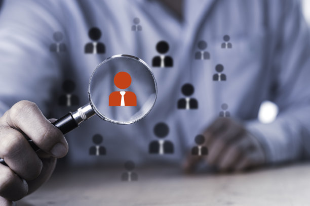人的发展和招聘理念，商人用放大镜寻找合适的员工。图片下载