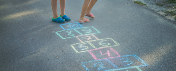 经典中的儿童游戏。有选择性的重点。图片下载