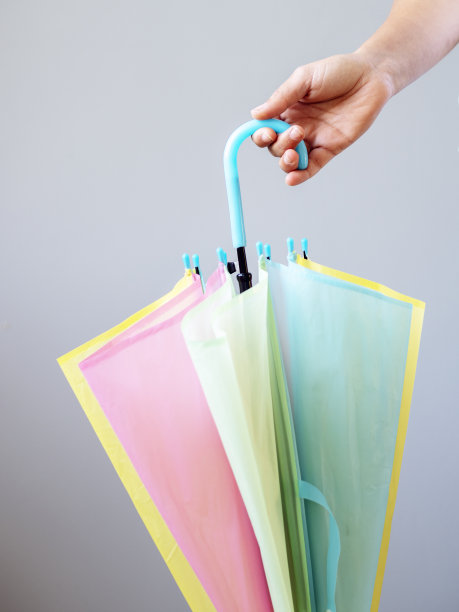 手里拿着雨伞图片下载