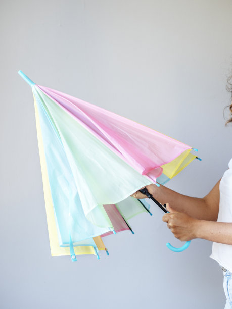 手里拿着雨伞图片下载