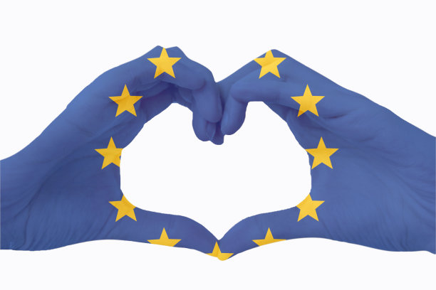 欧盟国旗图案，白色背景下双手呈心形图片下载