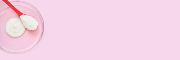 胶原蛋白的白色粉末。柔和的颜色背景。健康的产品图片下载