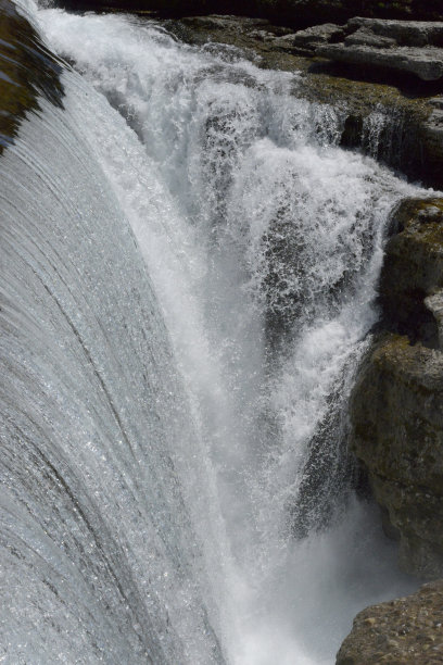 一道壮丽的瀑布从大坝上流过图片下载