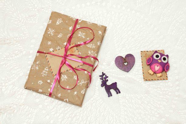 新年礼物的照片在工艺包装的感觉玩具猫头鹰。图片下载