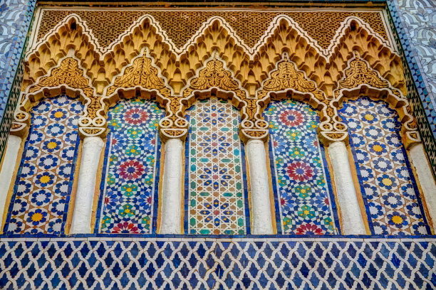 近距离的马赛克和石膏建筑细节在非斯摩洛哥图片下载