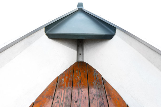 这是一艘塑料船的船头，从里面看到木地板，孤立在白色的背景上，有一条修剪过的小路。图片下载