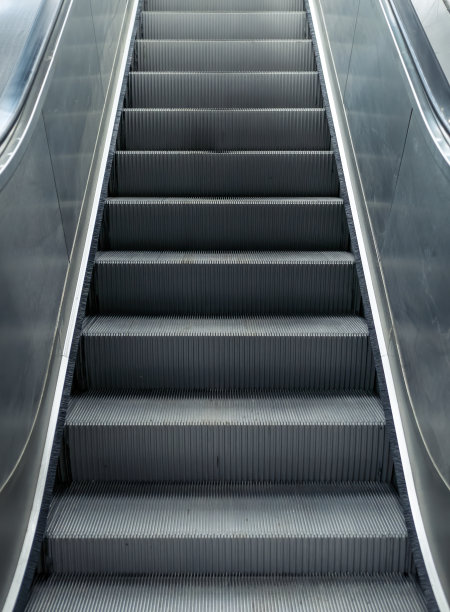 布加勒斯特地铁站里的现代自动扶梯。向上移动楼梯。图片下载