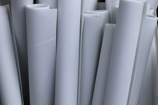 在面料市场上发现的不同颜色的布料和织物样品的详细近距离查看图片下载