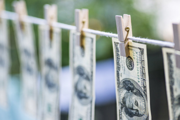 洗钱活动。洗钱美元被晾在一边。100美元的钞票挂在晾衣绳上图片下载