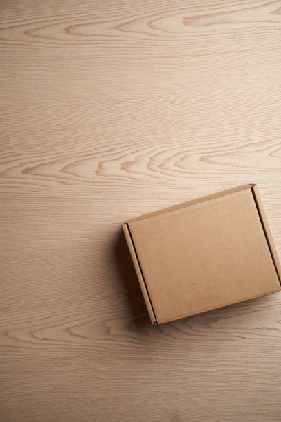 硬纸盒上的彩色背景与复制空间图片下载