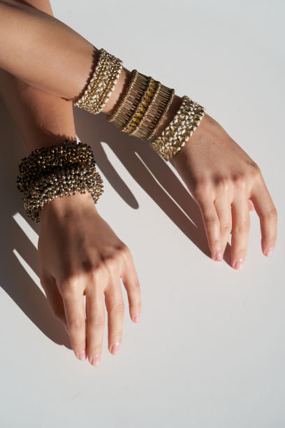 女人的手带手镯。时尚时尚时尚的首饰图片下载