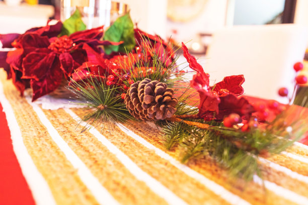 餐桌上的圣诞装饰图片下载
