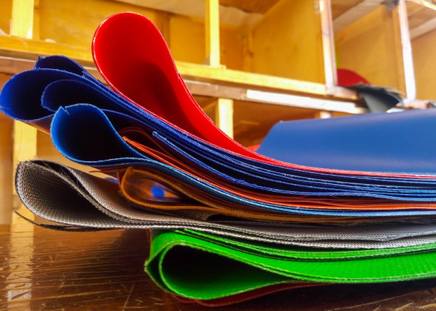 彩色的布料样本，一个缝纫工件躺在桌子上图片下载