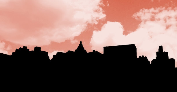 夕阳下房屋和屋顶的剪影。城市房屋的背景是彩色的日落和云彩。图片下载