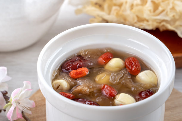 这是一款用莲子、红枣和枸杞制作的雪白色木耳汤。图片下载