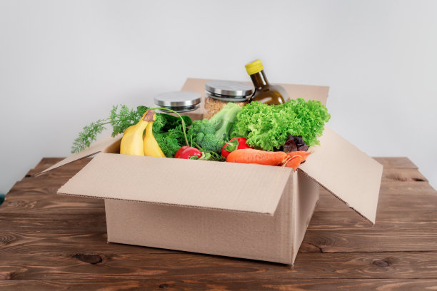 打开装满食物的纸箱在家里厨房安全送货上门图片下载