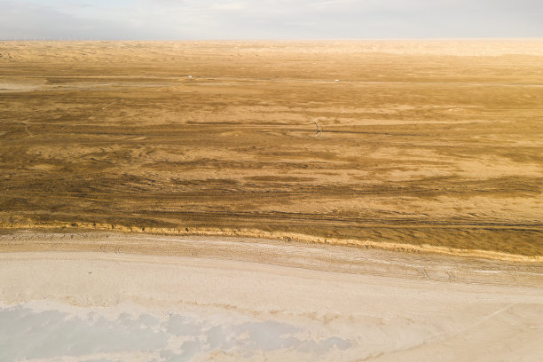 以广阔的平原为背景的盐湖。图片下载